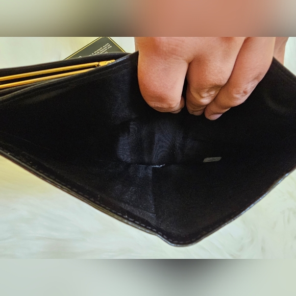 🎉🎉HOST PICK🎉🎉CHANEL CC Logo Patent Leather Long Bifold Wallet Black - Picture 12 of 15